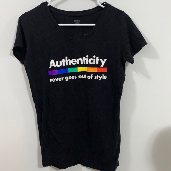 Authenticity T-shirt measures to Size Small V neck - Picture 1 of 3